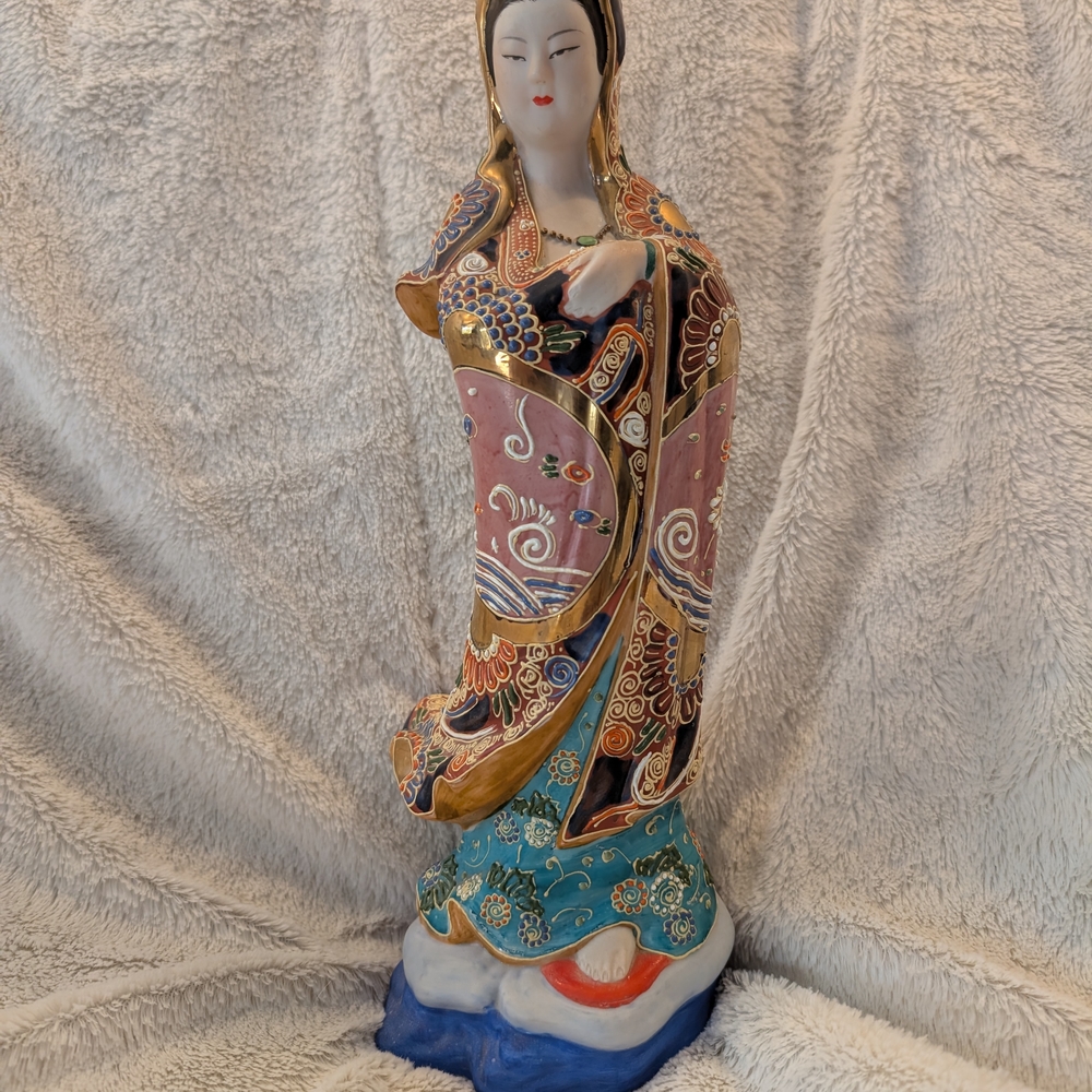 Porcelain Guanyin (Kwan Yin) Figurine – Hand-Painted Satsuma/Kutani Style Asian